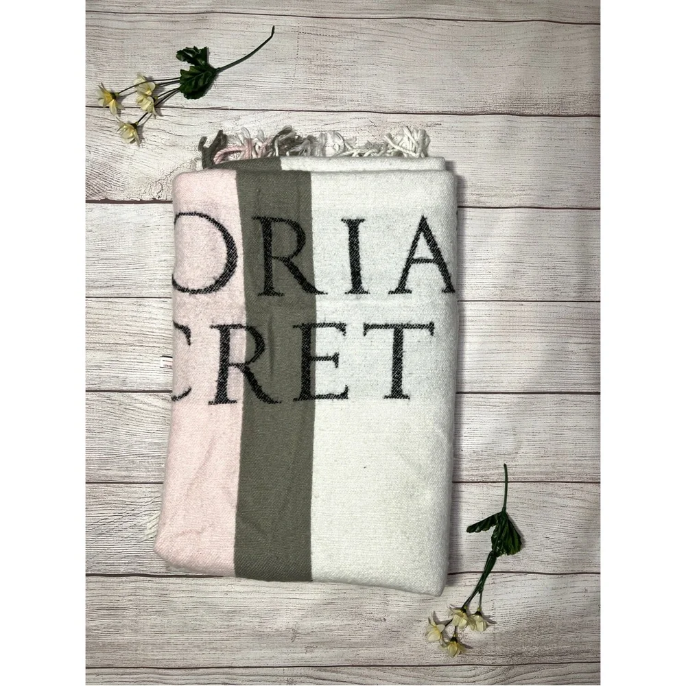 Victoria Secret Throw Blanket - Picture 14 of 15